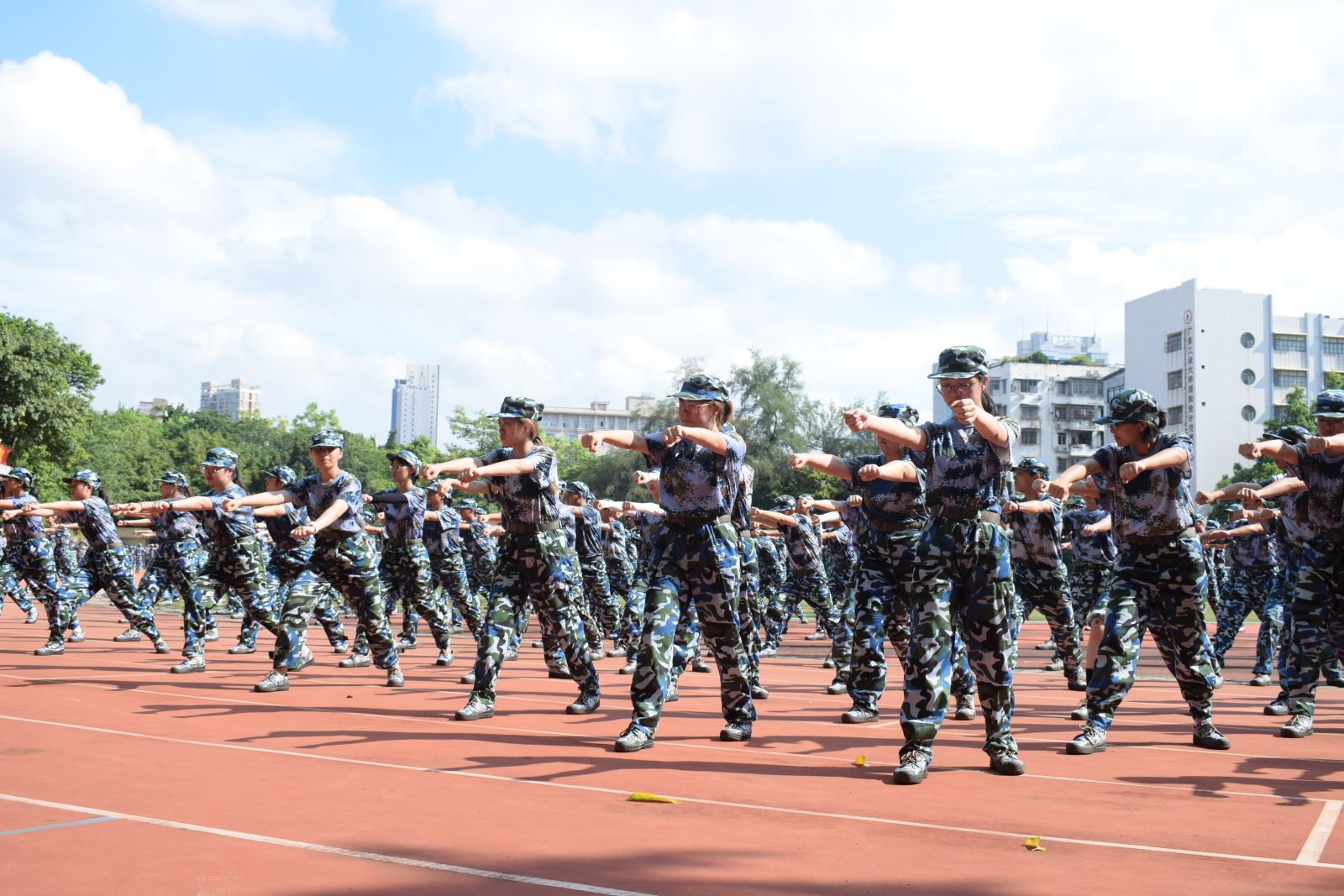 迷彩“艺”季2：age动漫
领导班子慰问军训教官和新生