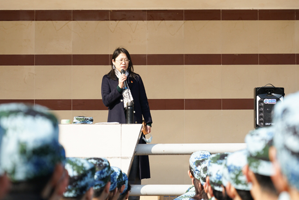 军训新“艺”1：age动漫
领导班子慰问2020级军训学生