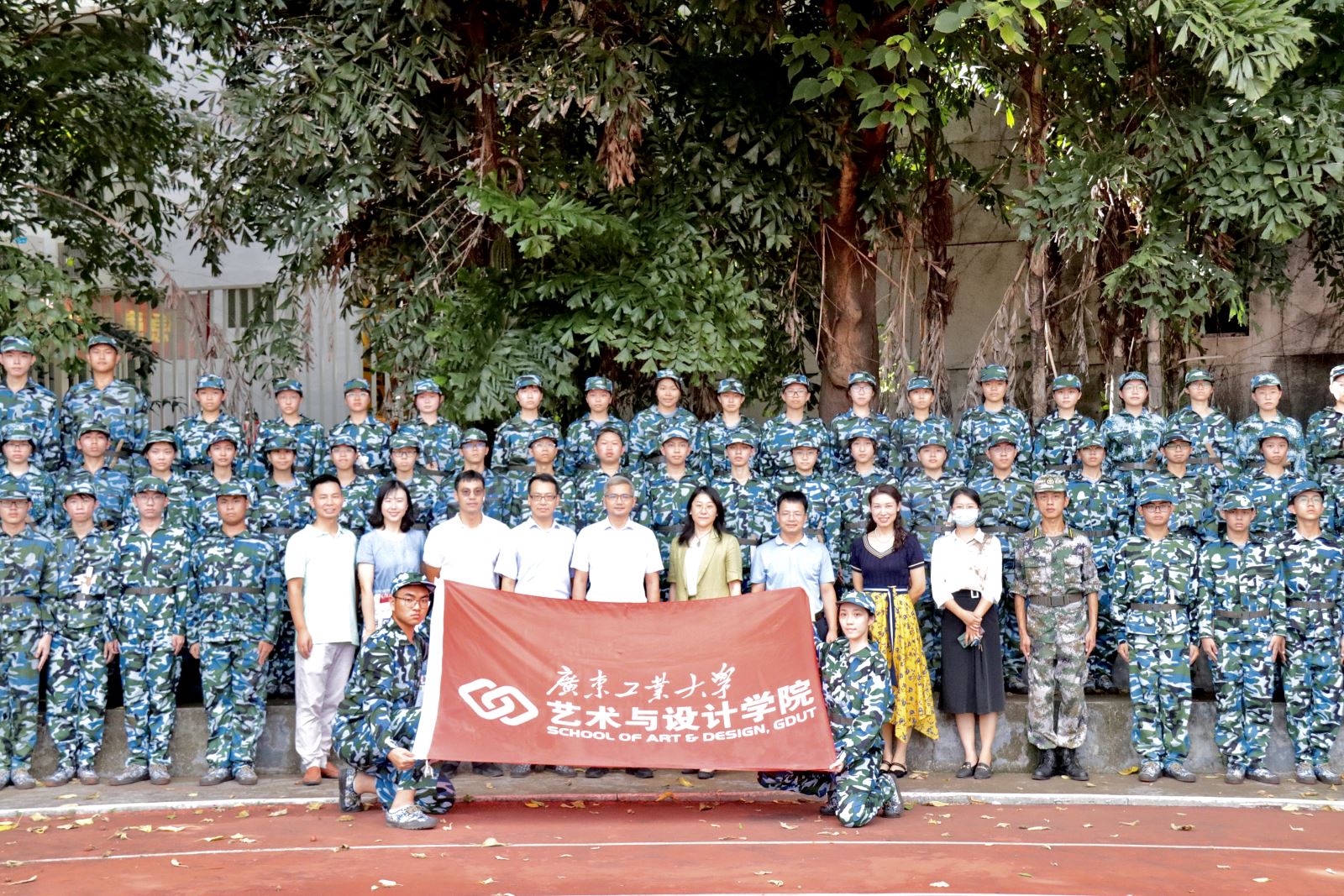 迷彩“艺”季1：承领导关怀，壮新生志气——校领导亲切慰问age动漫
军训新生