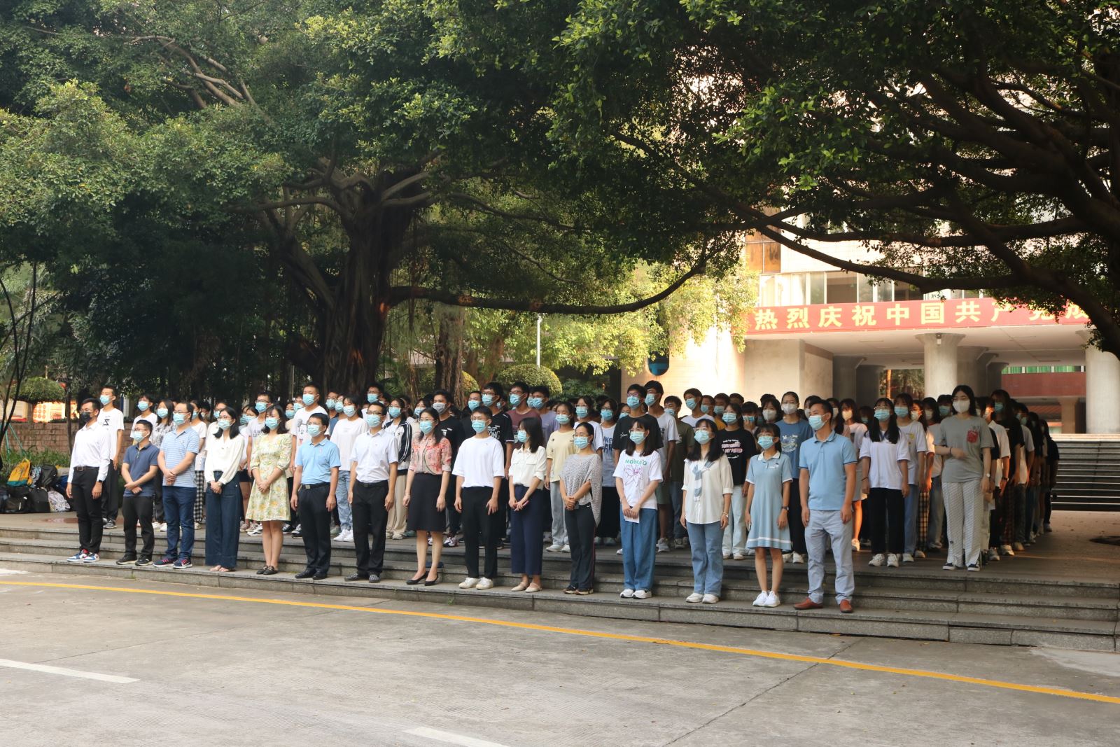 赓续百年薪火，践行强国誓言——age动漫
举行2021级新生升国旗主题教育活动