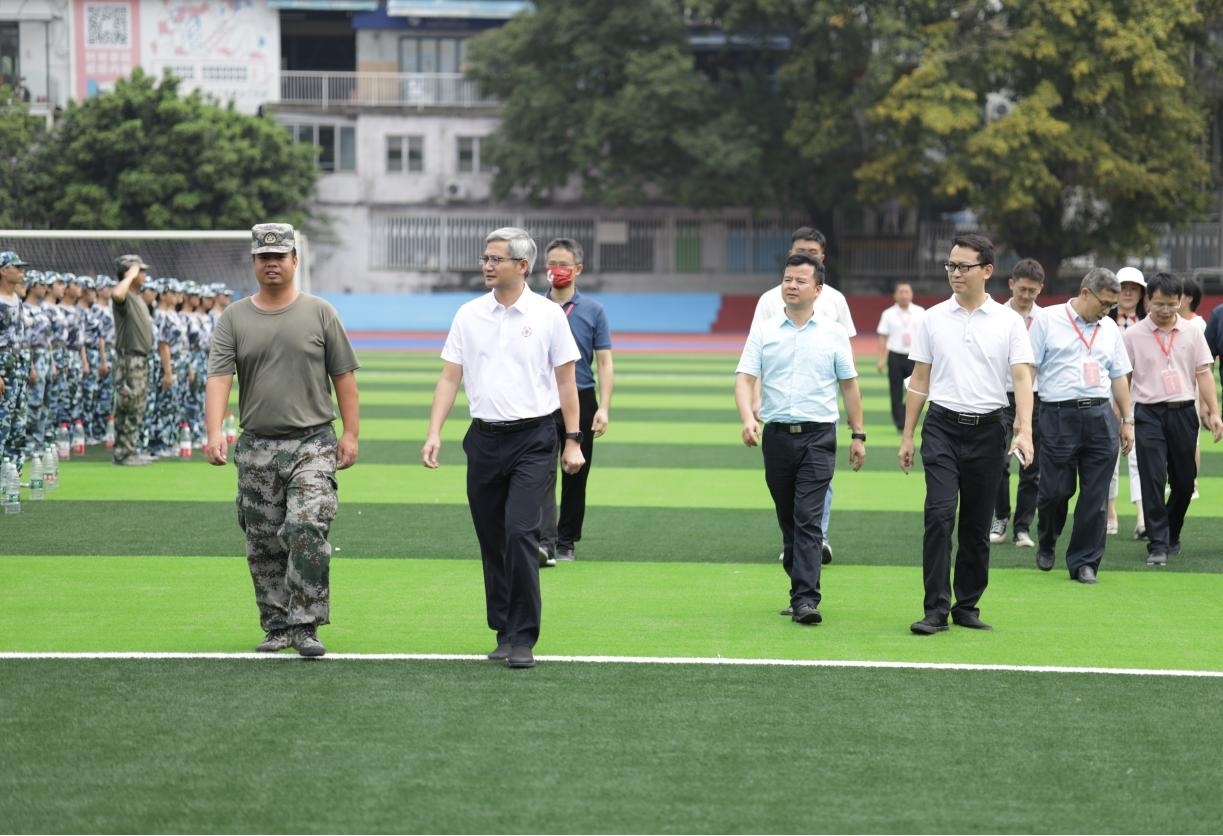 校领导亲切慰问age动漫
军训新生